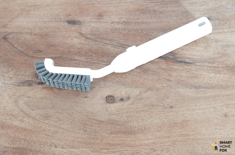 Die Reinigungsbürste des ECOVACS DEEBOT T20 OMNI liegt auf dem Tisch.